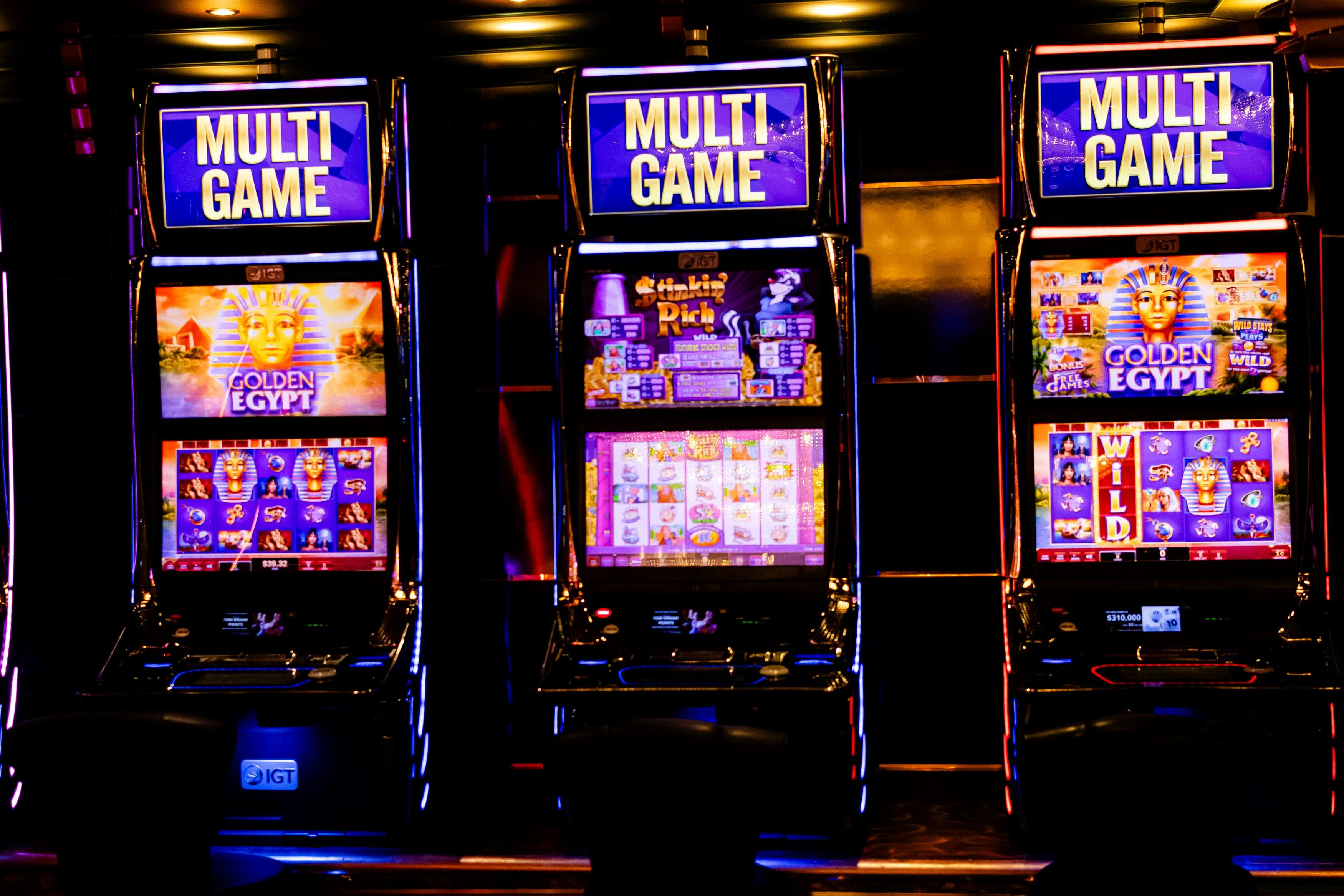 M&aacute;quinas tragamonedas encendidas dentro de un casino