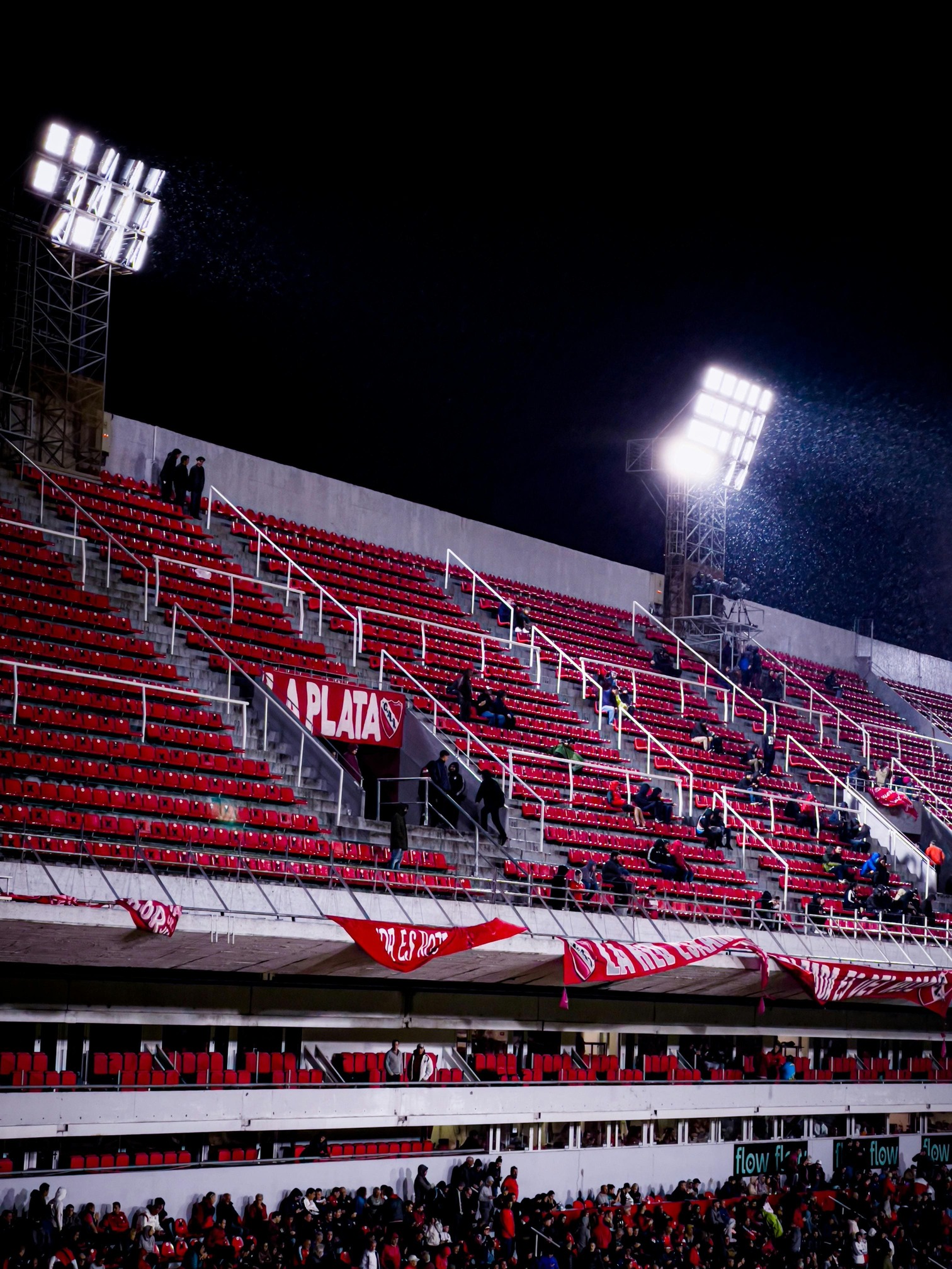 Luces de estadio y entorno deportivo asociado a patrocinios