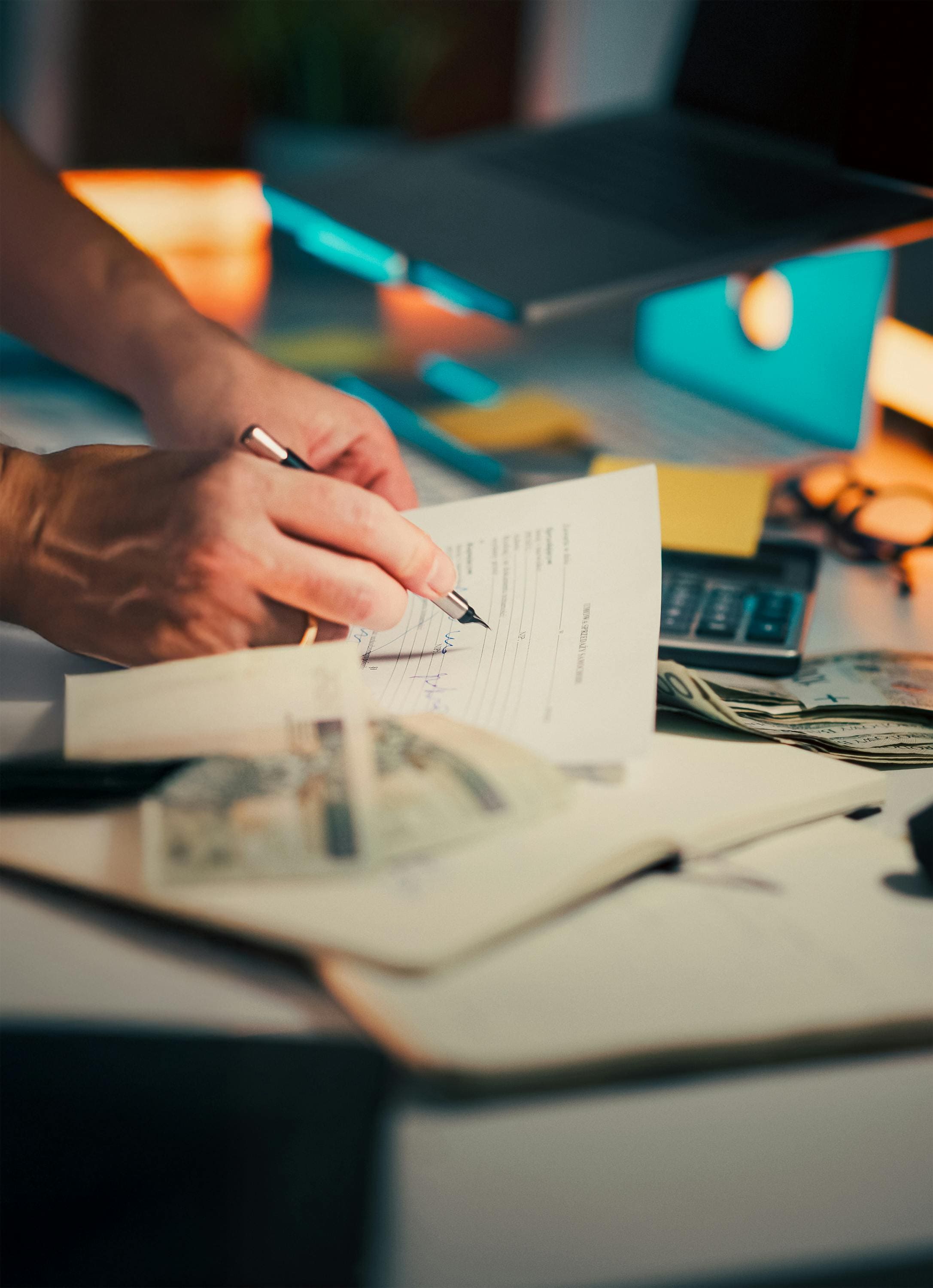 Documentos financieros junto a calculadora y billetes