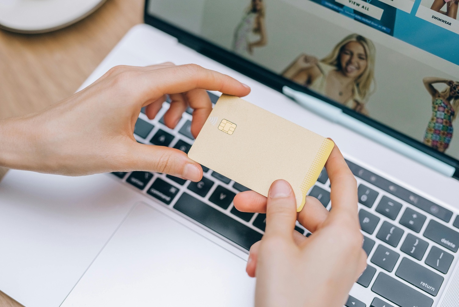 Tarjeta bancaria junto a una laptop