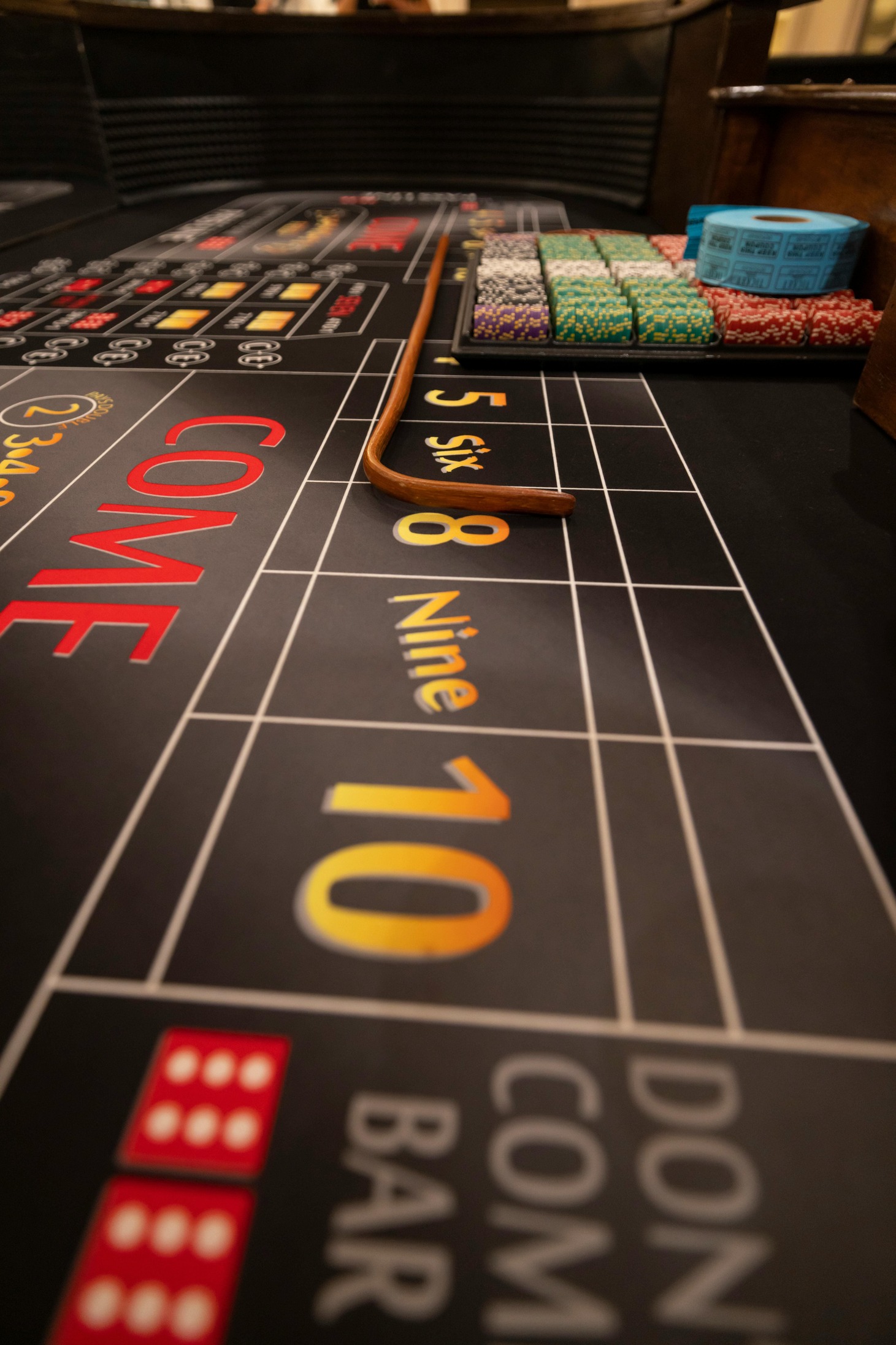 Mesa de casino con fichas apiladas y dados en primer plano