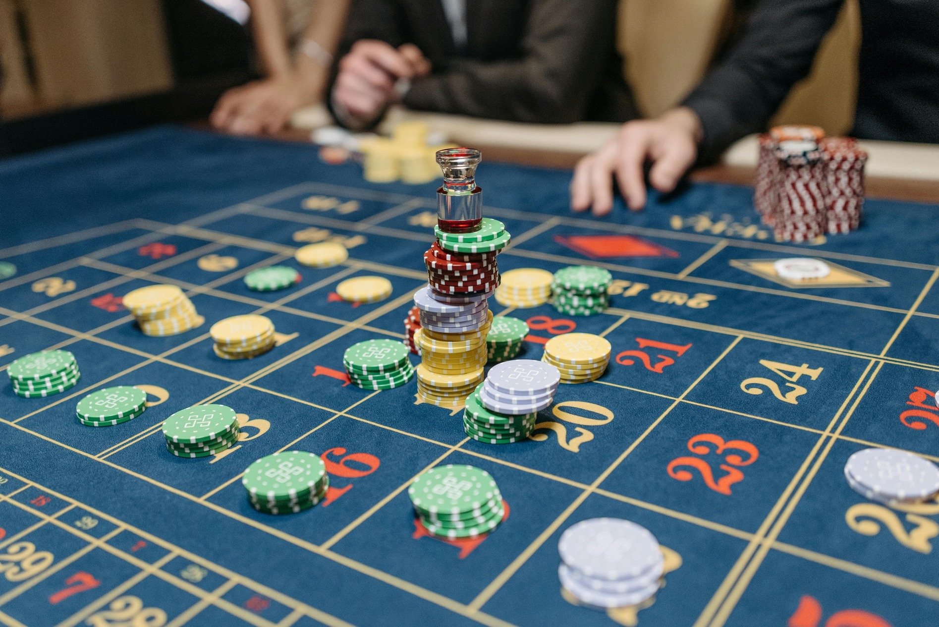 Fichas de casino apiladas sobre una mesa de juego