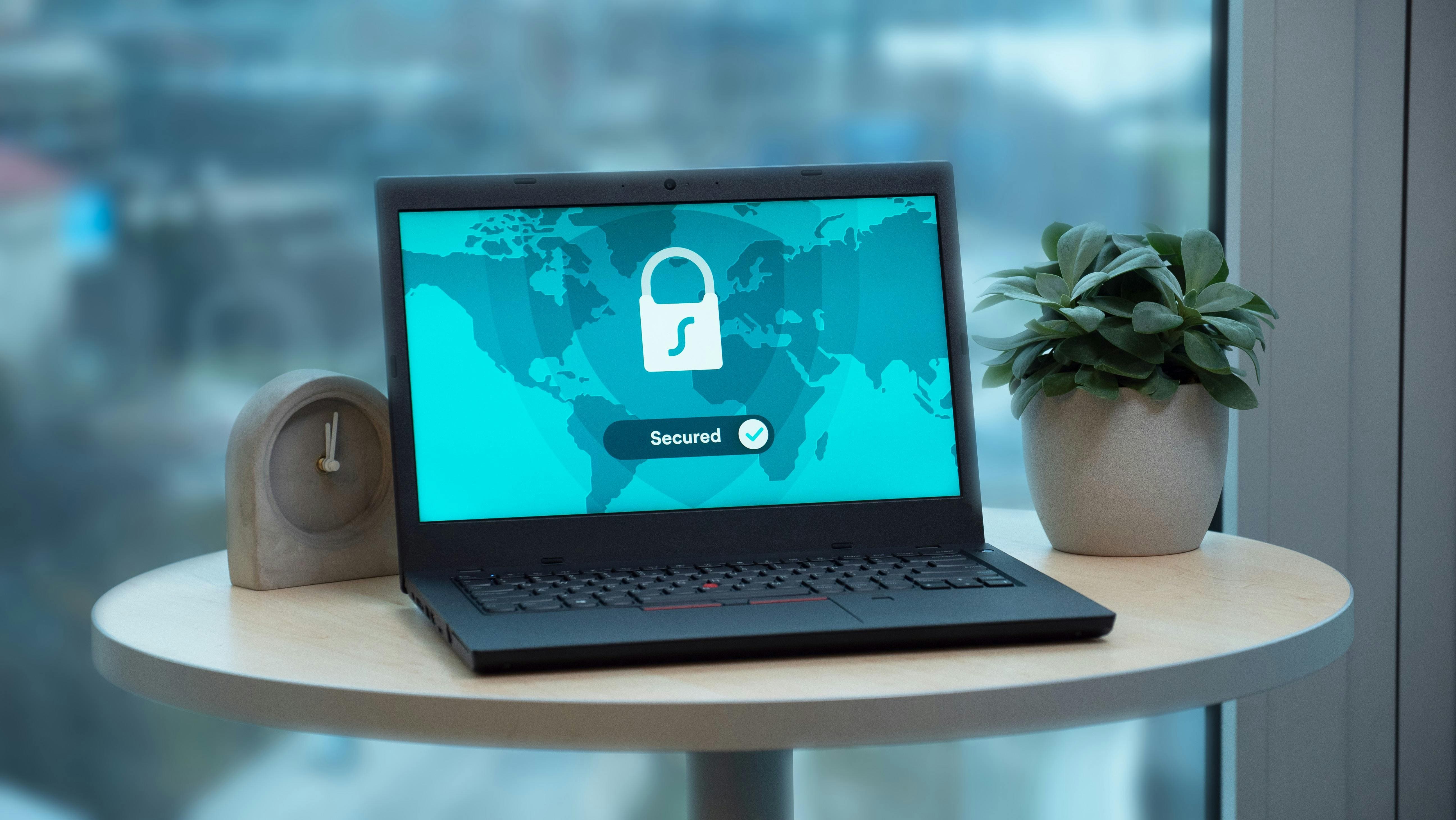 Pantalla con candado digital asociada a verificaci&oacute;n y seguridad de cuenta