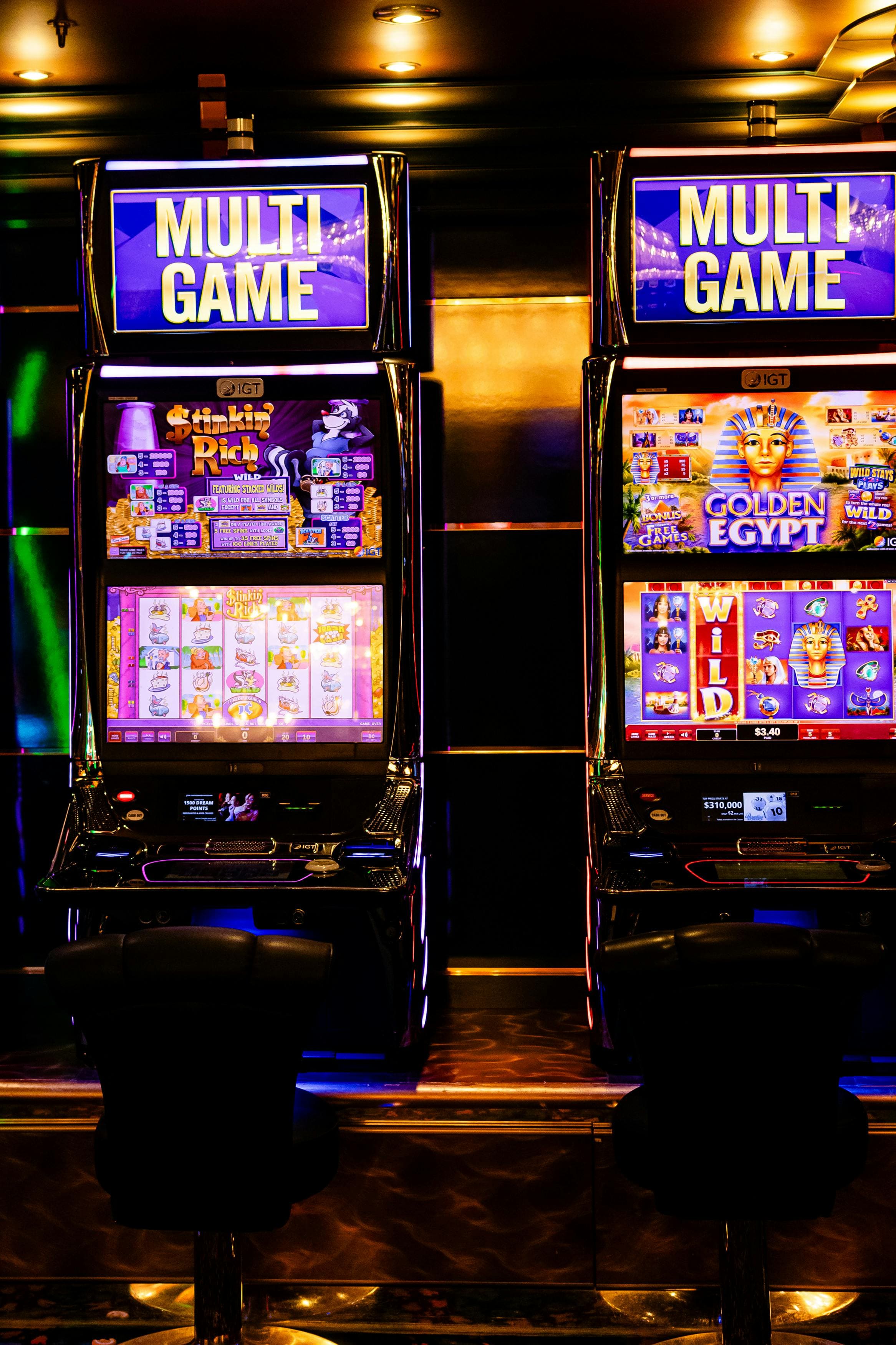Fila de m&aacute;quinas tragamonedas dentro de un casino